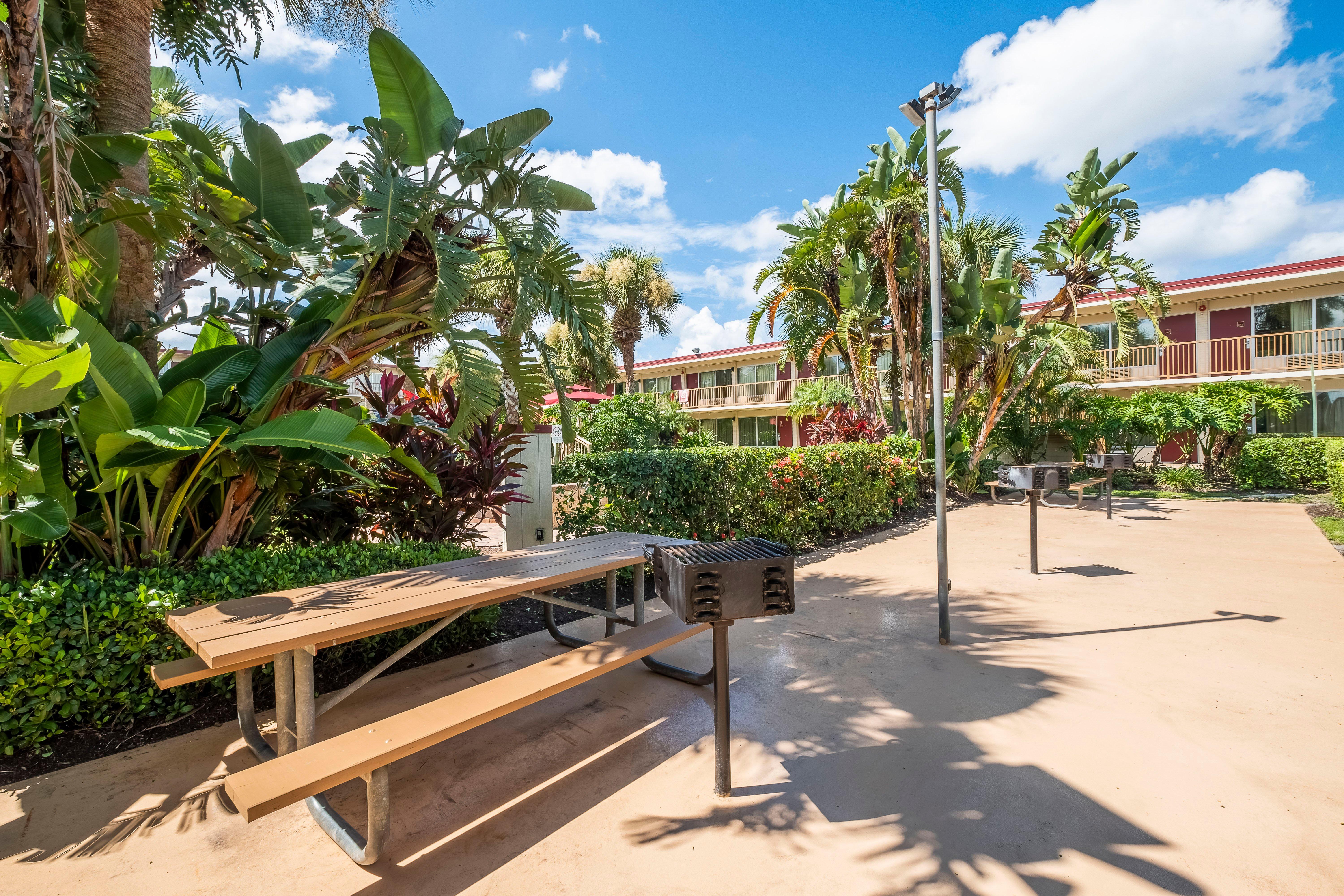 Red Roof Inn Plus+ & Suites Naples Downtown-5Th Ave S Exteriör bild