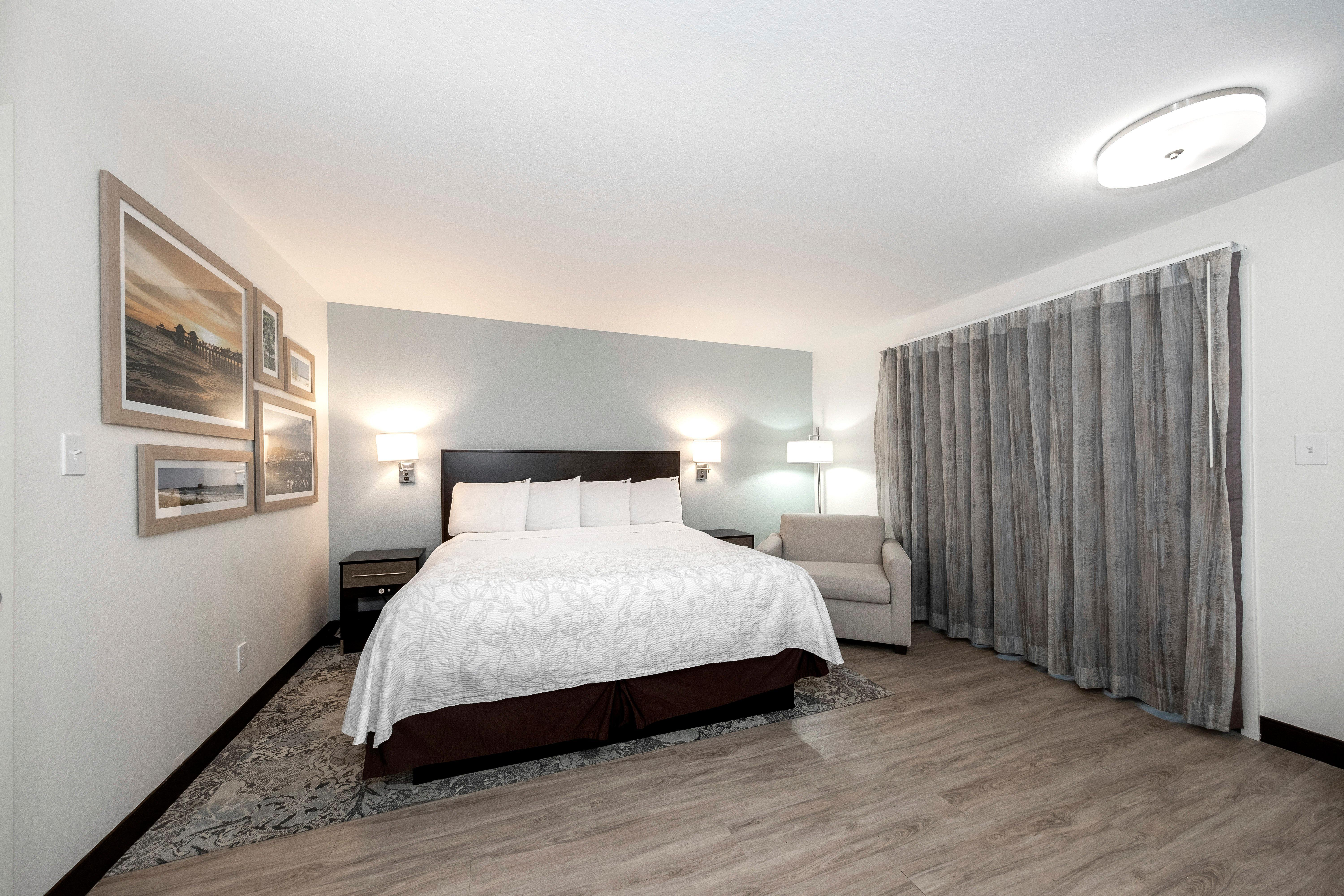 Red Roof Inn Plus+ & Suites Naples Downtown-5Th Ave S Exteriör bild