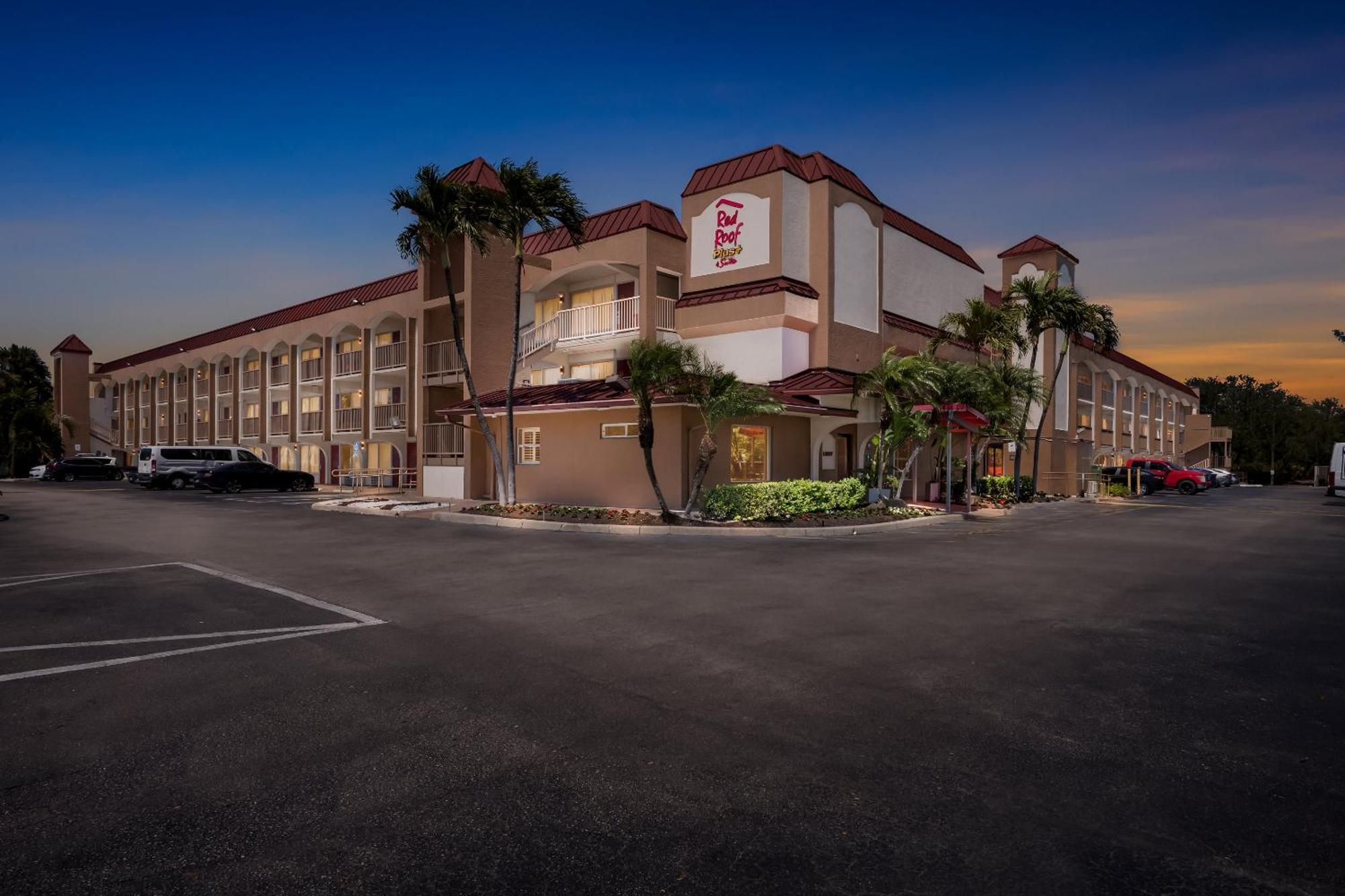 Red Roof Inn Plus+ & Suites Naples Downtown-5Th Ave S Exteriör bild