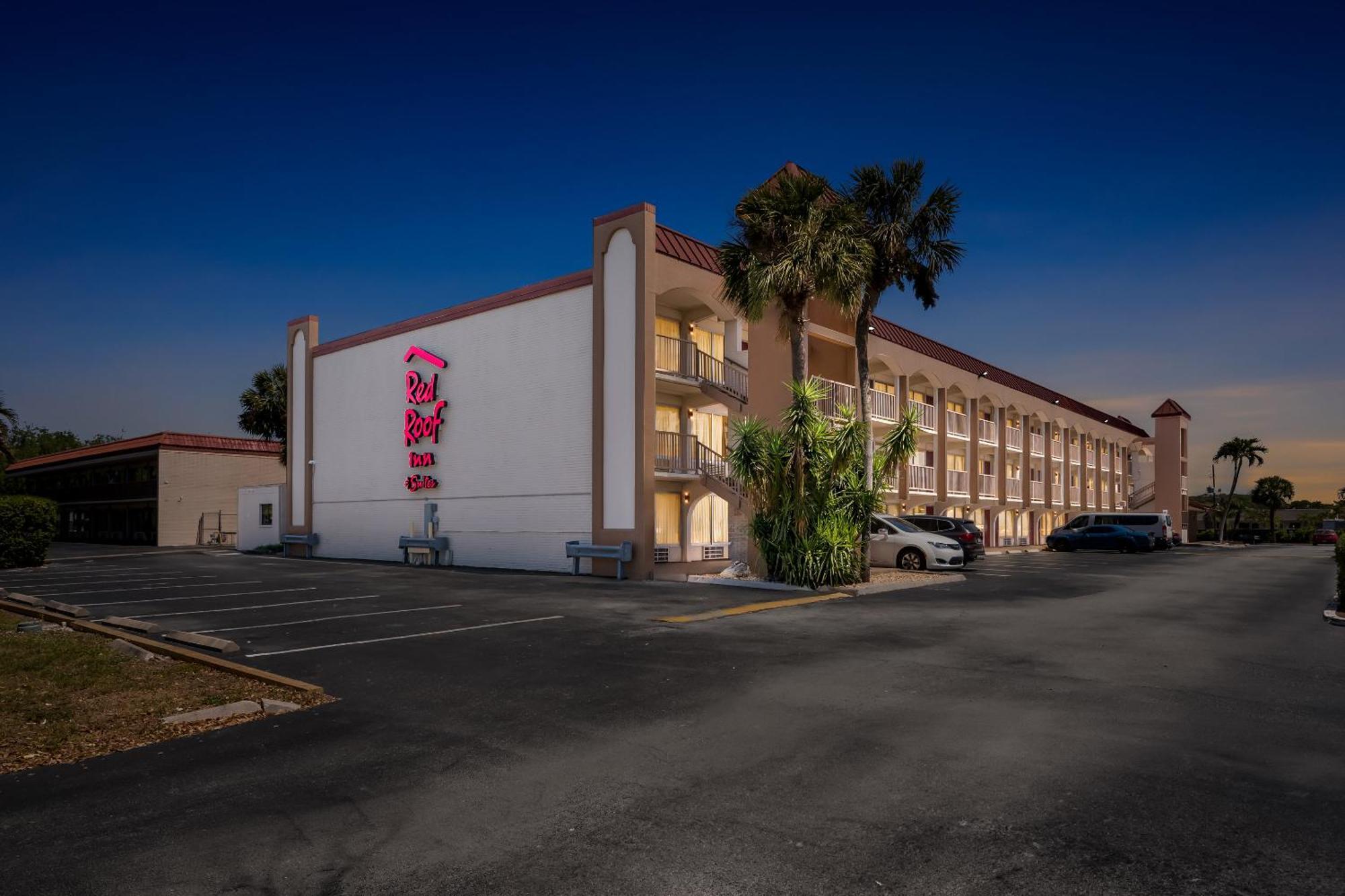 Red Roof Inn Plus+ & Suites Naples Downtown-5Th Ave S Exteriör bild