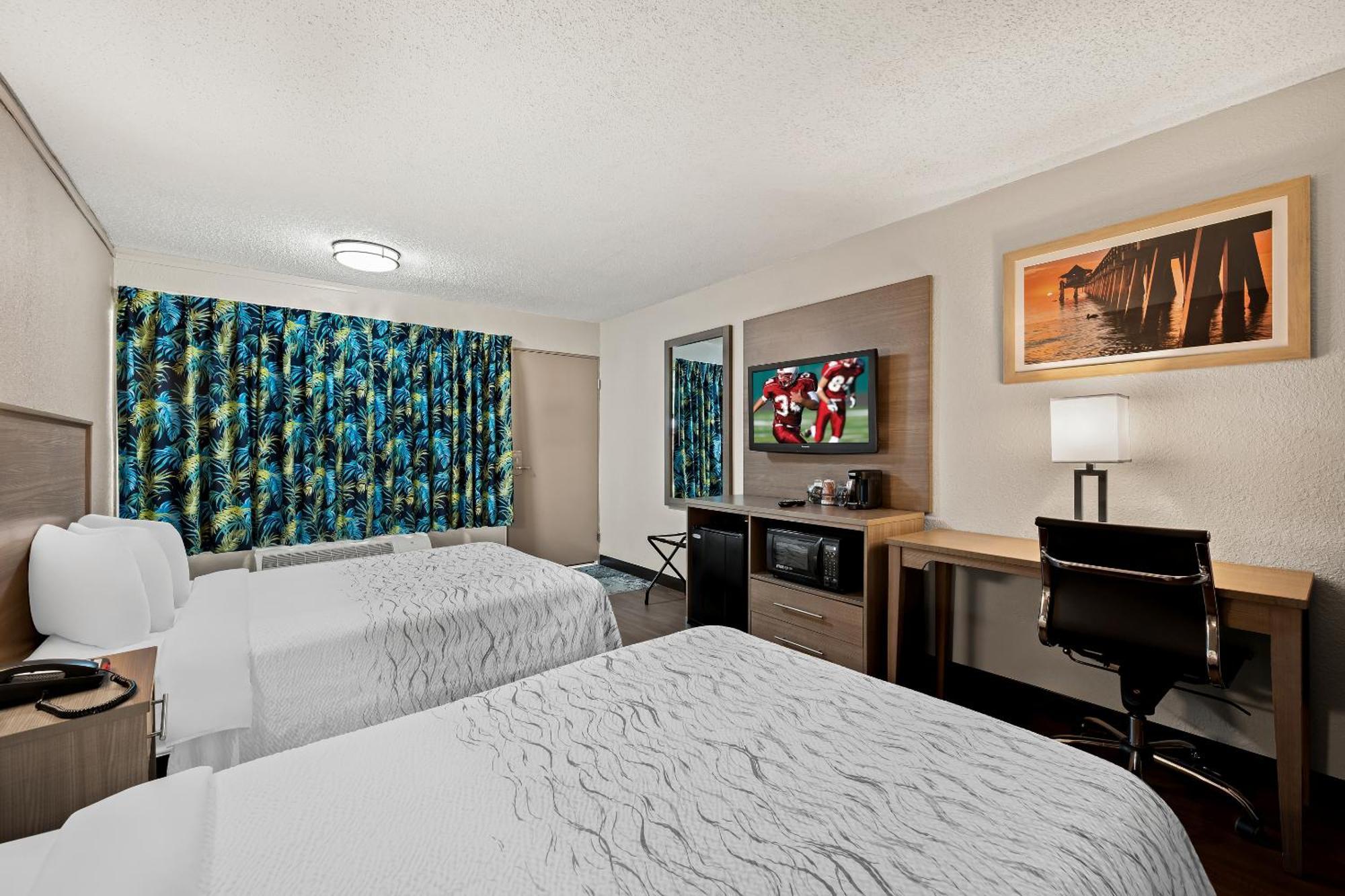 Red Roof Inn Plus+ & Suites Naples Downtown-5Th Ave S Exteriör bild