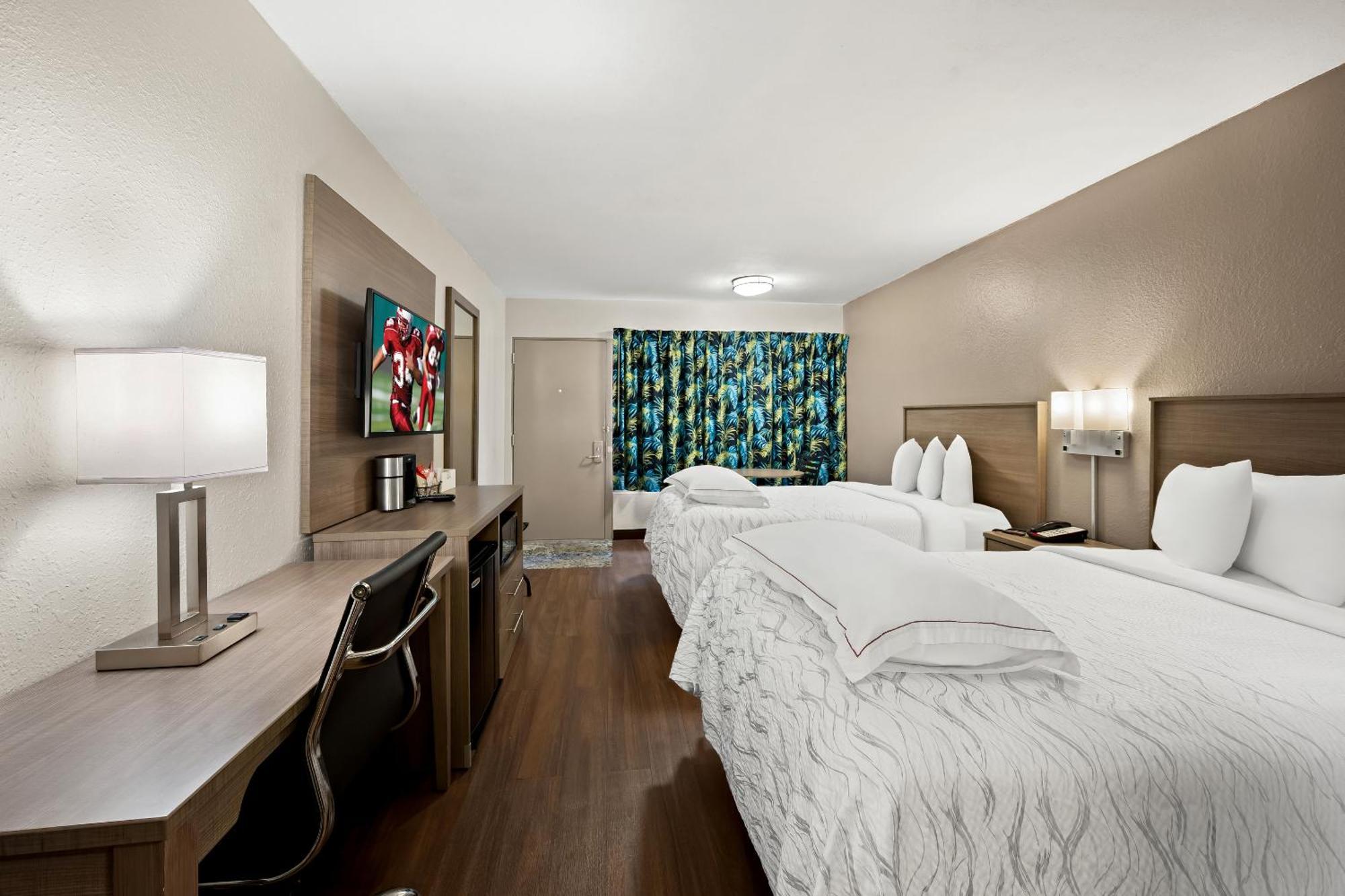 Red Roof Inn Plus+ & Suites Naples Downtown-5Th Ave S Exteriör bild